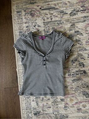 EDIKTED Striped V-Neck Henley Tee - NAVY & White